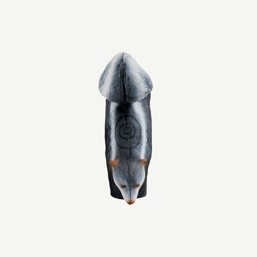 Leitold Skunk on forelegs